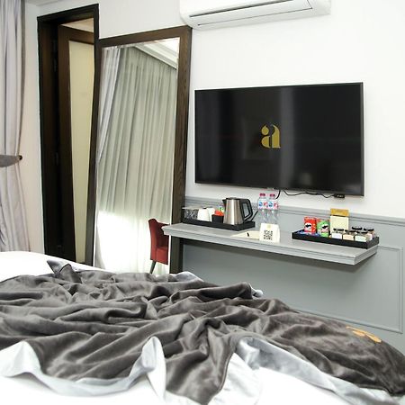 Ambiance Boutique Art Hotel Lahore Camera foto A television in a hotel room