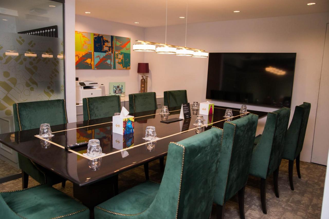 Ambiance Boutique Art Hotel Lahore Esterno foto The boardroom at the 2018 edition of the World Economic Forum on the Middle East, Africa and Eurasia