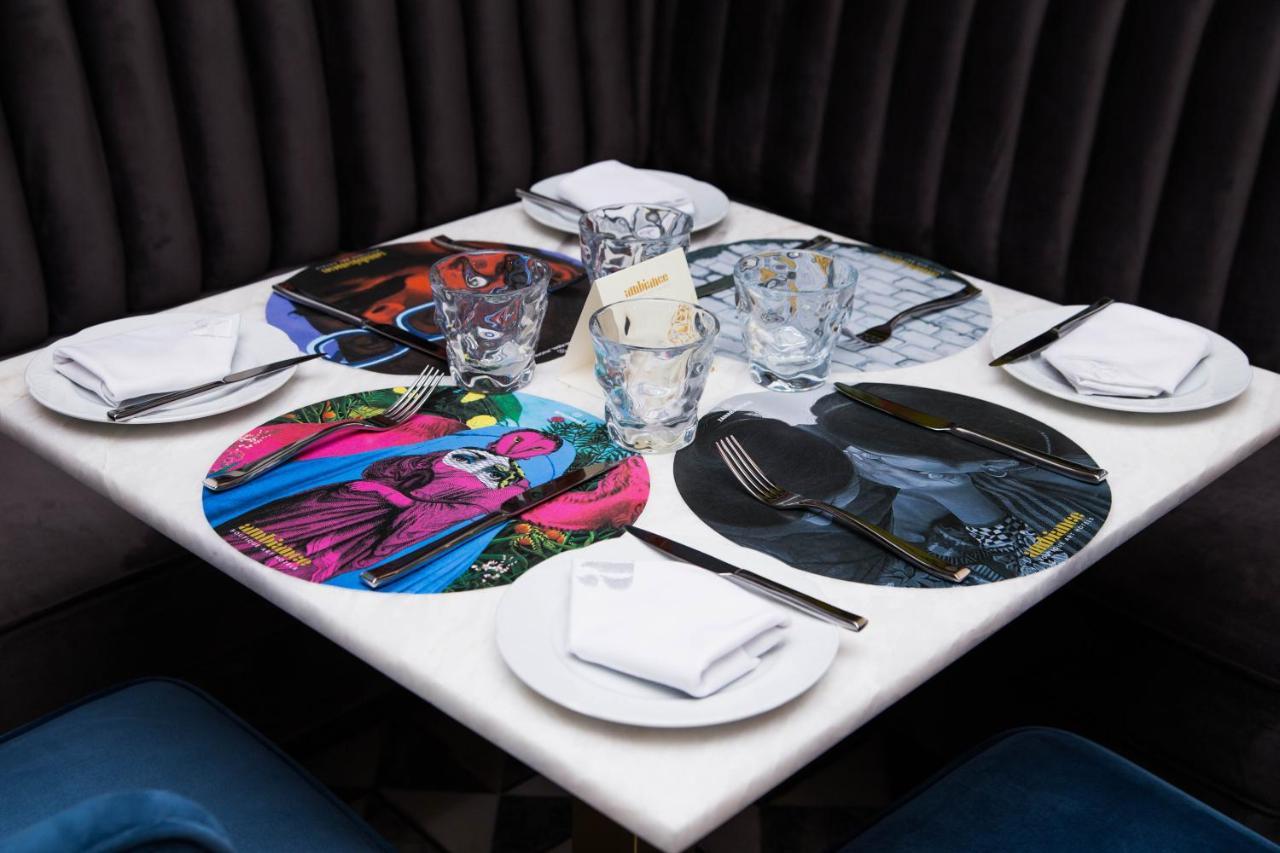 Ambiance Boutique Art Hotel Lahore Esterno foto Placemats