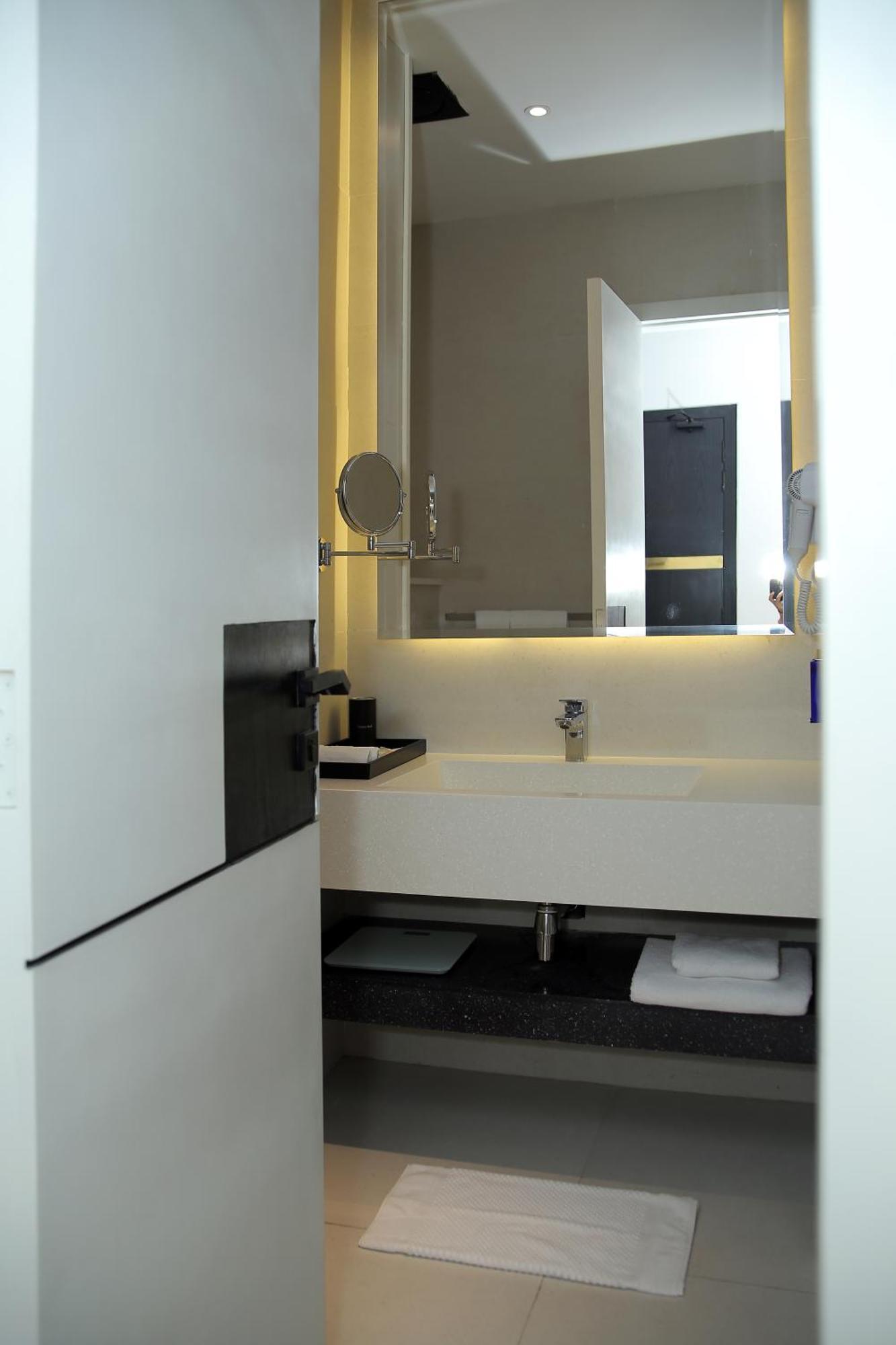 Ambiance Boutique Art Hotel Lahore Esterno foto Bathroom