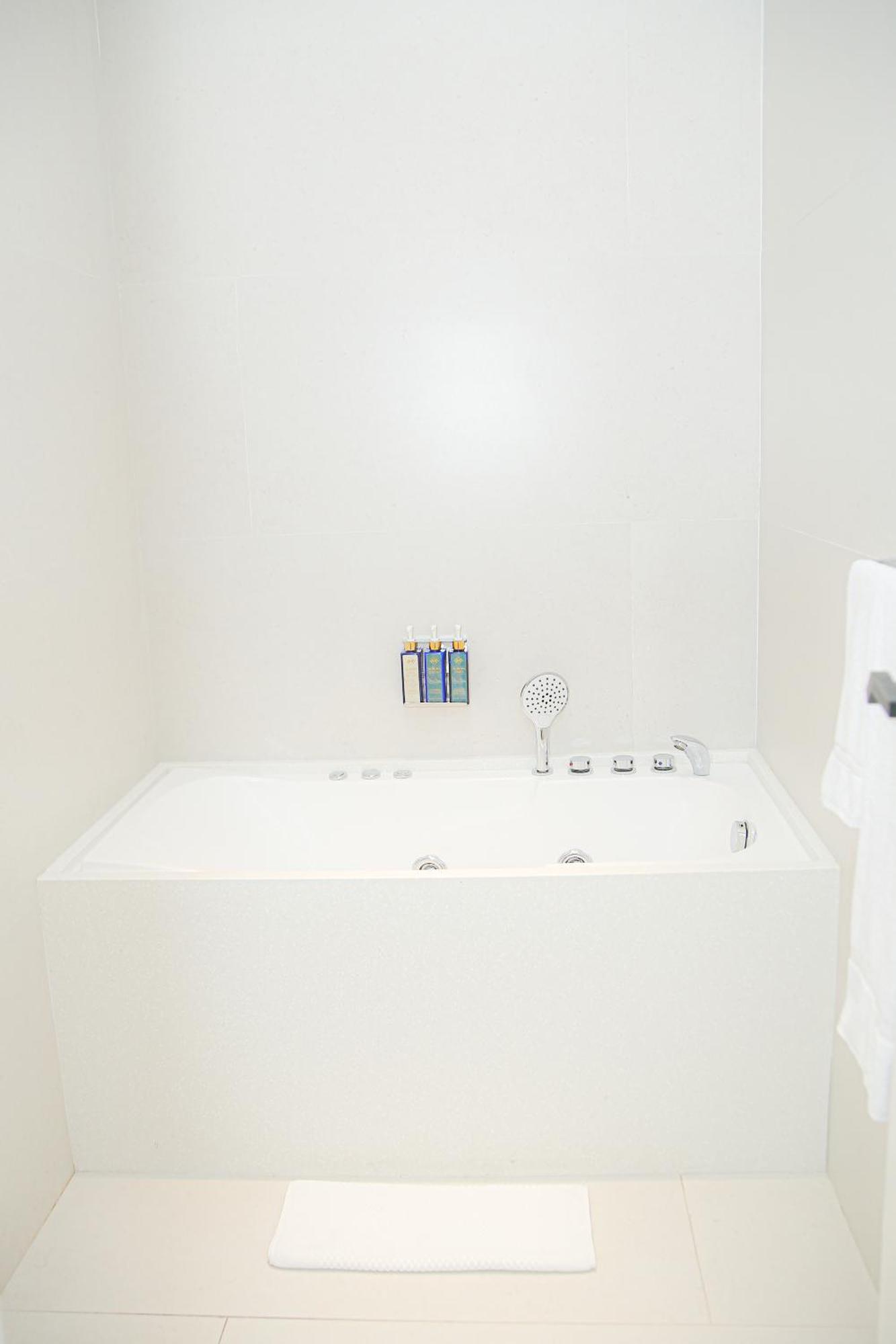 Ambiance Boutique Art Hotel Lahore Camera foto A shower tray