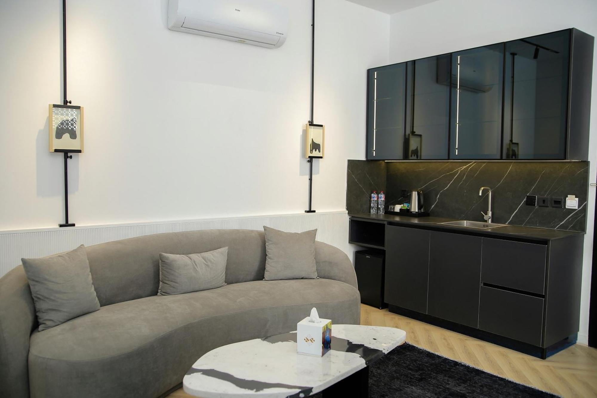 Ambiance Boutique Art Hotel Lahore Camera foto A living room with a kitchen