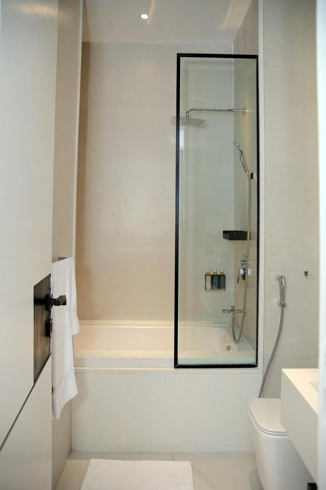 Ambiance Boutique Art Hotel Lahore Esterno foto A shower with a sliding door