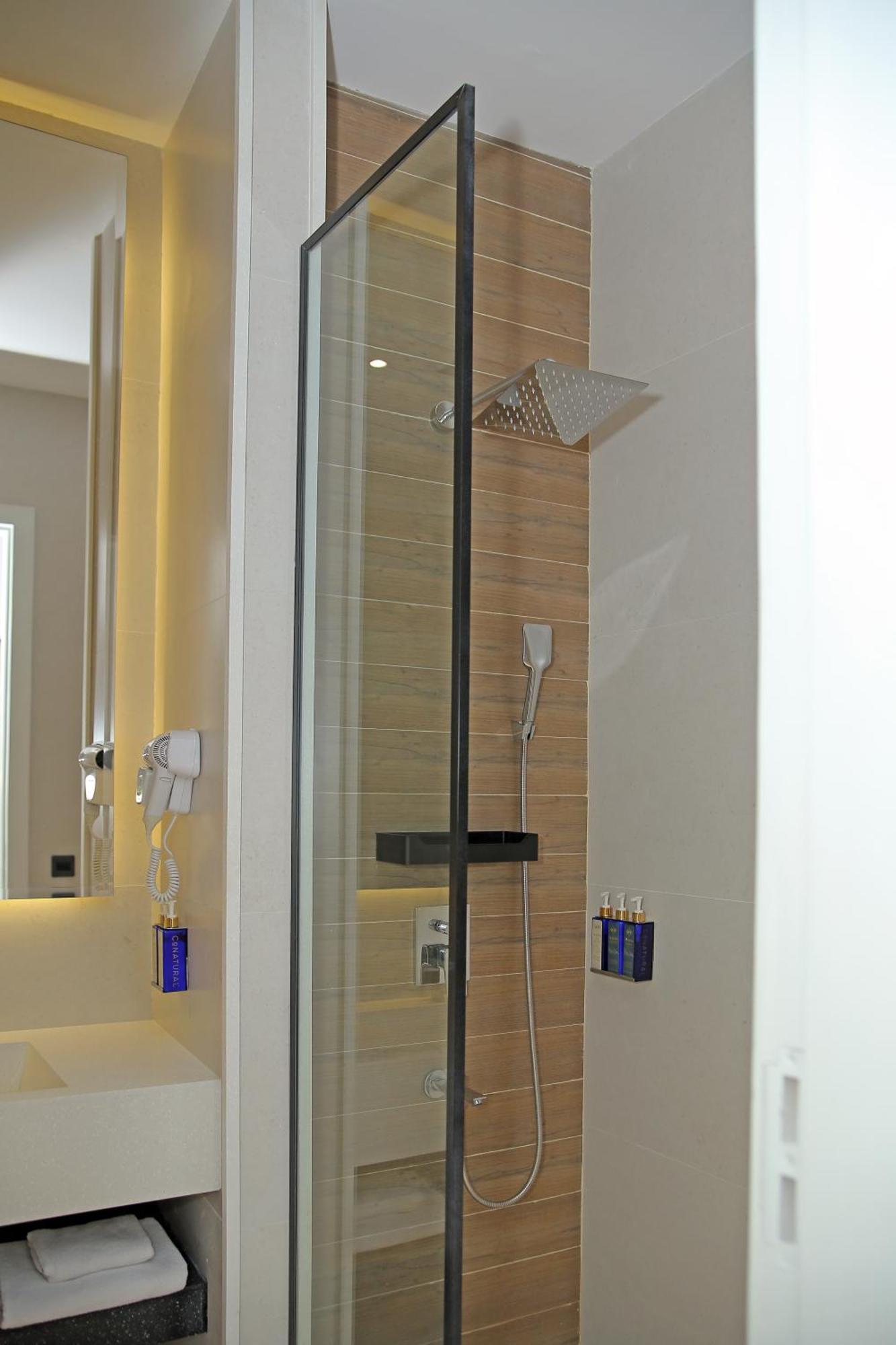 Ambiance Boutique Art Hotel Lahore Esterno foto A shower with a fixed shower head and a handheld shower head