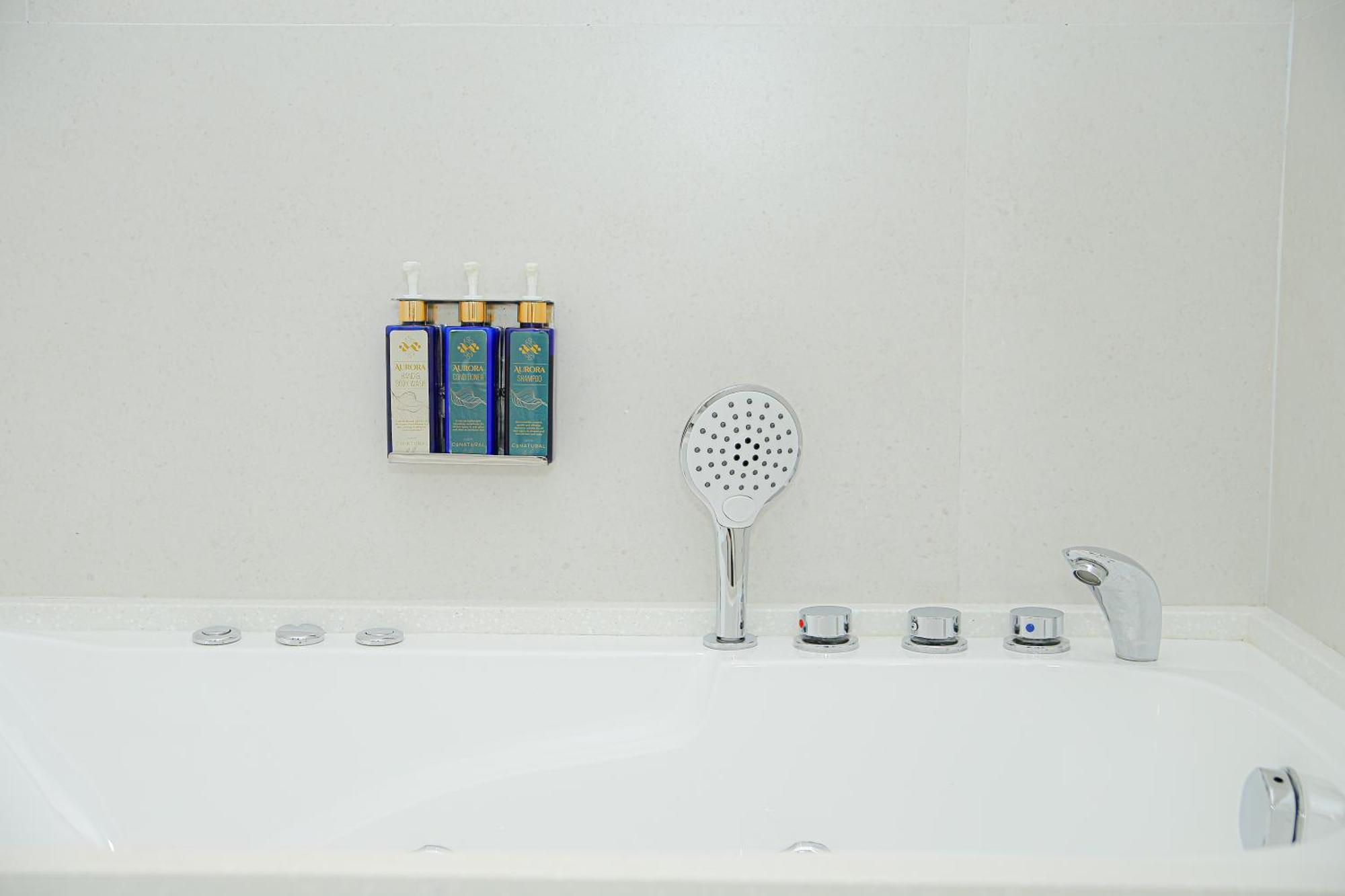 Ambiance Boutique Art Hotel Lahore Camera foto A shower bath